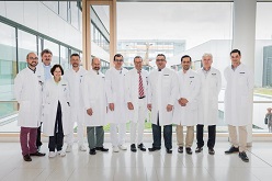 Das interdisziplinäre Team aus Gynäkologen, Neurochirurgen, Anästhesisten, Neonatologen und Pflegern des Universitätsklinikums Heidelberg freut sich über die erfolgreiche Operation und die Geburt.  Universitätsklinikum Heidelberg